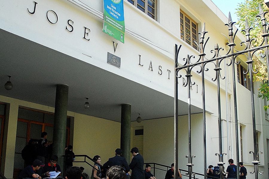 Jóvenes del Liceo Lastarria estudiarán con look Pokémon