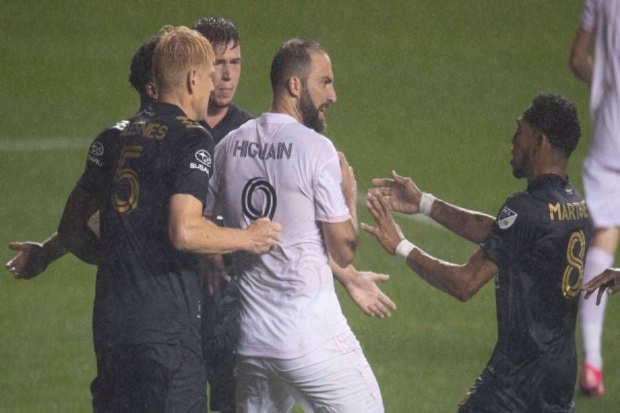 "Pipa" Higuaín pierde un penal en la MLS y rivales se burlan en la cara