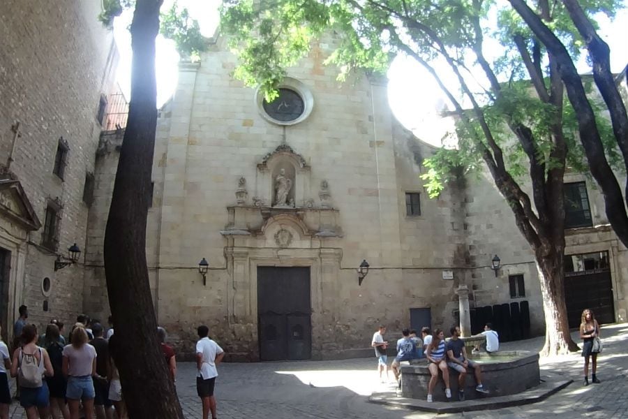 Paseando con La Cuarta: Plaza Sant Felip Neri en Barcelona