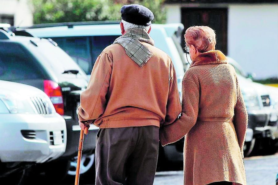 Chile envejeció y quedó corto de geriatras