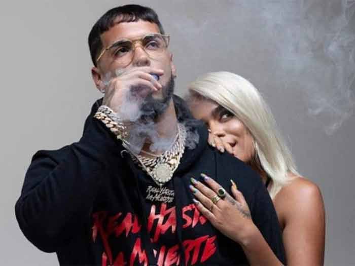 Anuel AA y Karol G sufren millonario robo mientras ofrecían su show