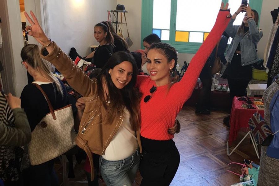 Maura y Daniela abren los roperos en exitosa venta de sus perchas