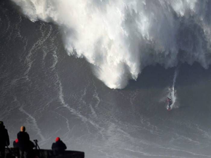 Un verdadero tsunami: el surfista que impactó al mundo al surcar ola de 42 metros