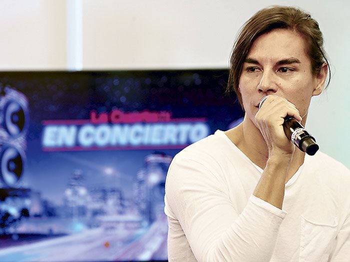 Julio Iglesias Jr llegó a Chile con las canciones "frescas" de su papi