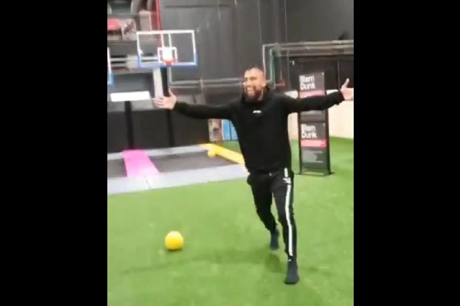 "Un poco de magia...": Arturo Vidal se transforma en viral por increíble pegada