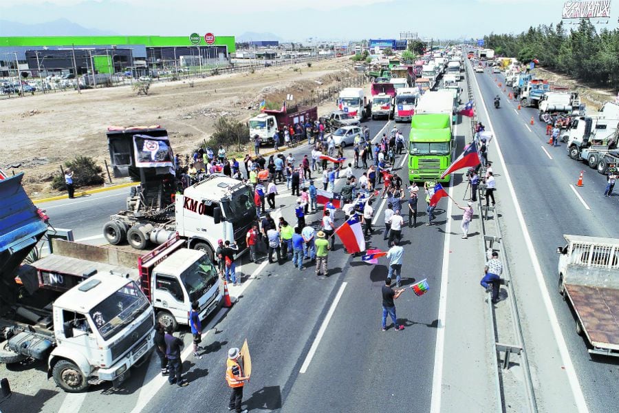 Camioneros aserrucharon en carreteras