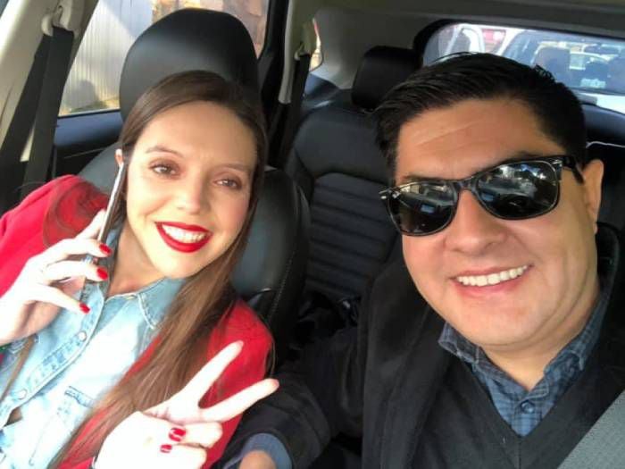 Camila Flores y Percy Marín agradecen con lienzo a Carabineros