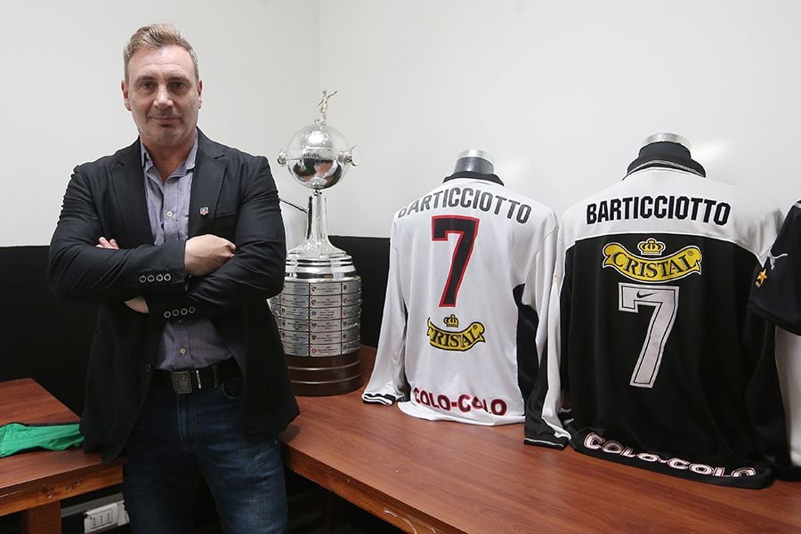 27.08.2018. NOMBRAMIENTO DE SALA DE REUNIONES DEL CLUB SOCIAL Y DEPORTIVO COLO-COLO, SE LLAMARA MARCELO PABLO BARTICCIOTTO
