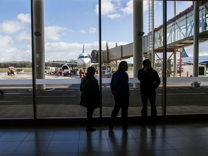 Investigan muerte por neumonía de hombre que pasó dos días en el Aeropuerto