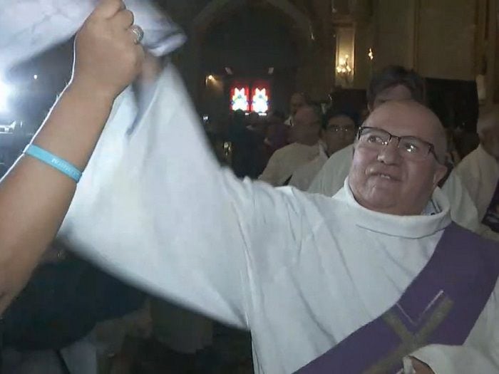 [Video] Diácono atacó cartel de manifestante en la catedral de Santiago