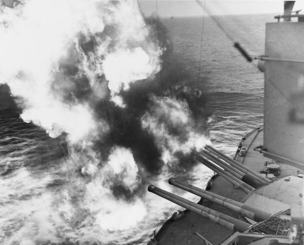 Las impactantes cifras que dejó el Día D: así fue el Desembarco de Normandía. Foto: cañones delanteros 14/45 del acorazado USS Nevada de la Marina estadounidense disparan contra posiciones en tierra durante el desembarco en la playa Utah en Normandía, Francia, el 6 de junio de 1944.