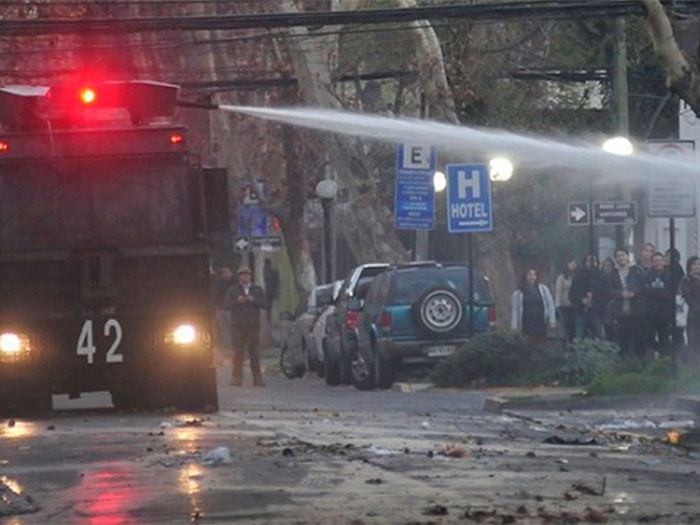 Análisis químico detecta soda cáustica en agua del carro lanzaguas de Carabineros