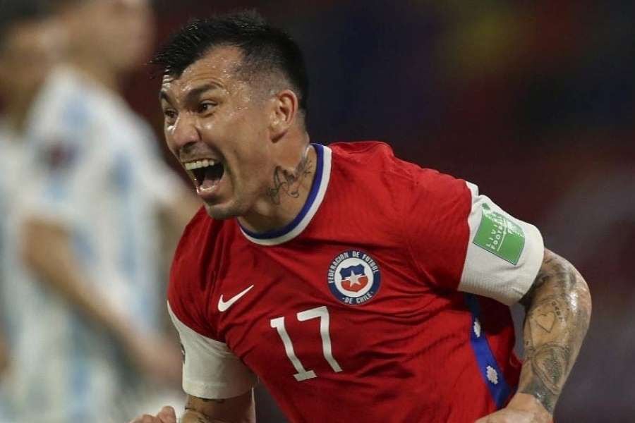 "Vamos no más": Gary Medel, Bravo, Pulgar, Maripán y Roco posan juntos en avión directo a Chile