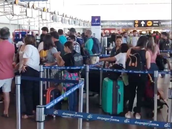 Falla en huincha transportadora desató el caos en el aeropuerto de Santiago