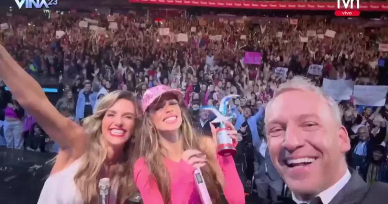 Selfie de animadores y Tini