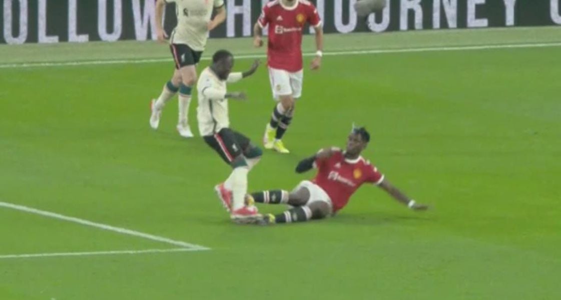 Se calienta el Manchester: roja para Pogba cuando cae por 0-5 contra el Liverpool