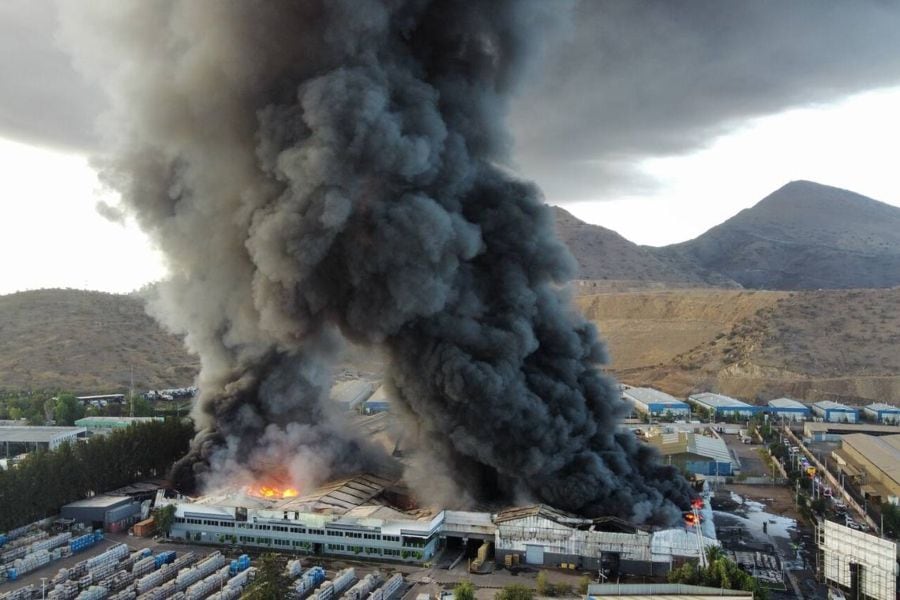 Renca, Quilicura y Conchalí deciden suspender clases tras enorme incendio en fábrica