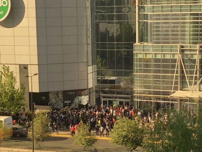 Costanera Center cierra sus puertas por marcha convocada para hoy